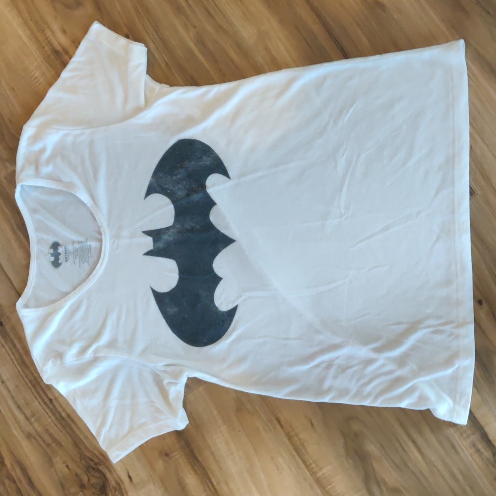 EUC Batman scoop neck t-shirt